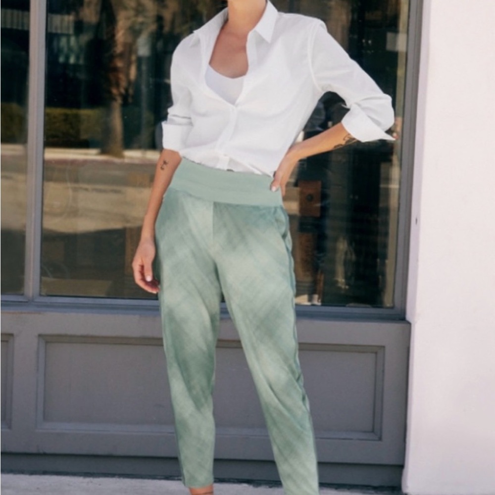 Athleta Nolita Slim Tappered printed Crop Pants EUC